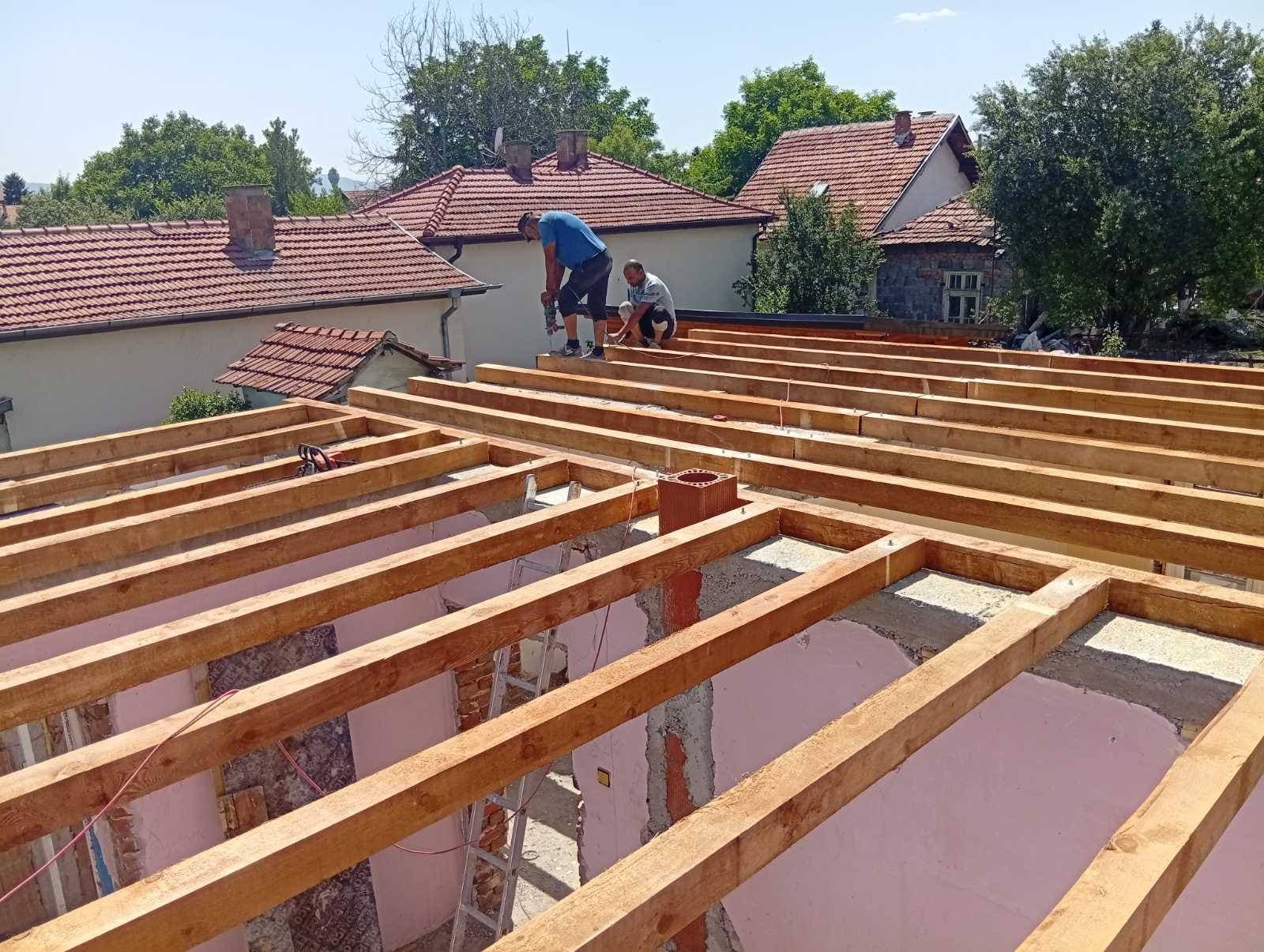 Работници монтират покривна конструкция