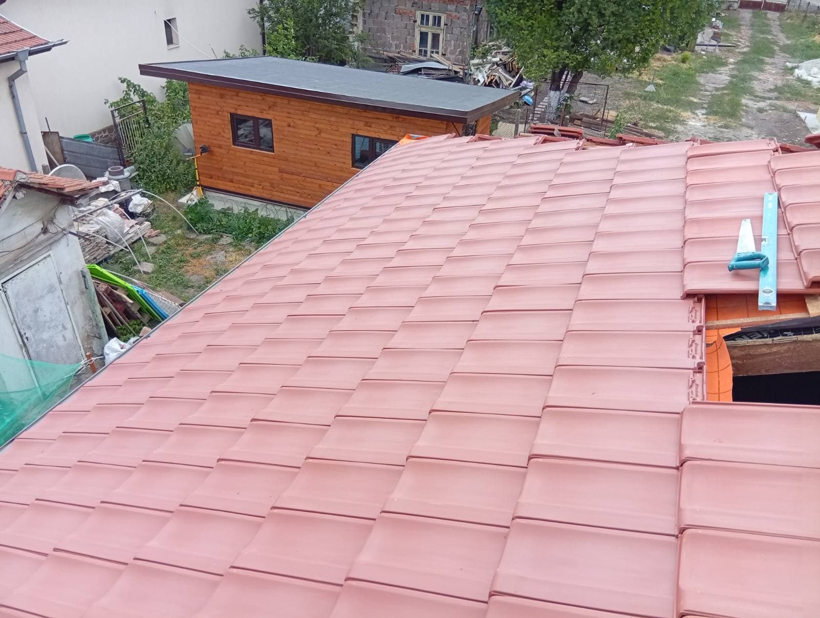 Завършен покрив с нови керемиди — Алфа Строй 23