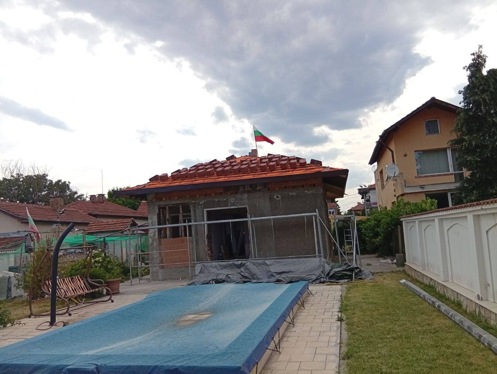 Покрив с керемиди и басейн