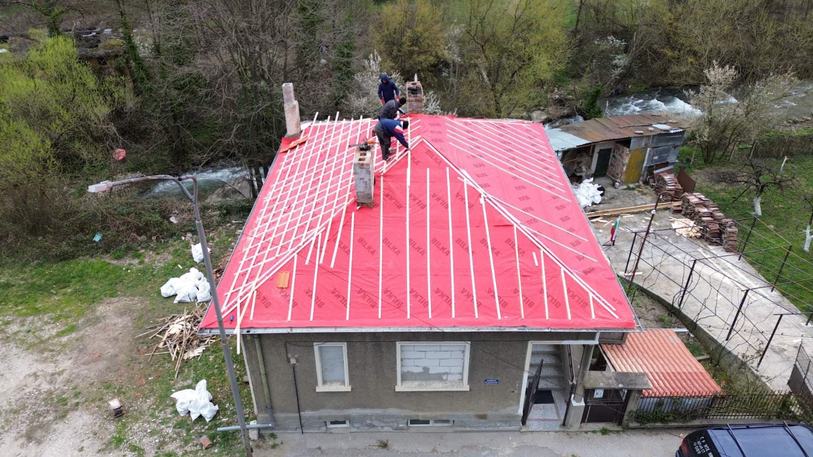 Полагане на подпокривна мембрана — дрон