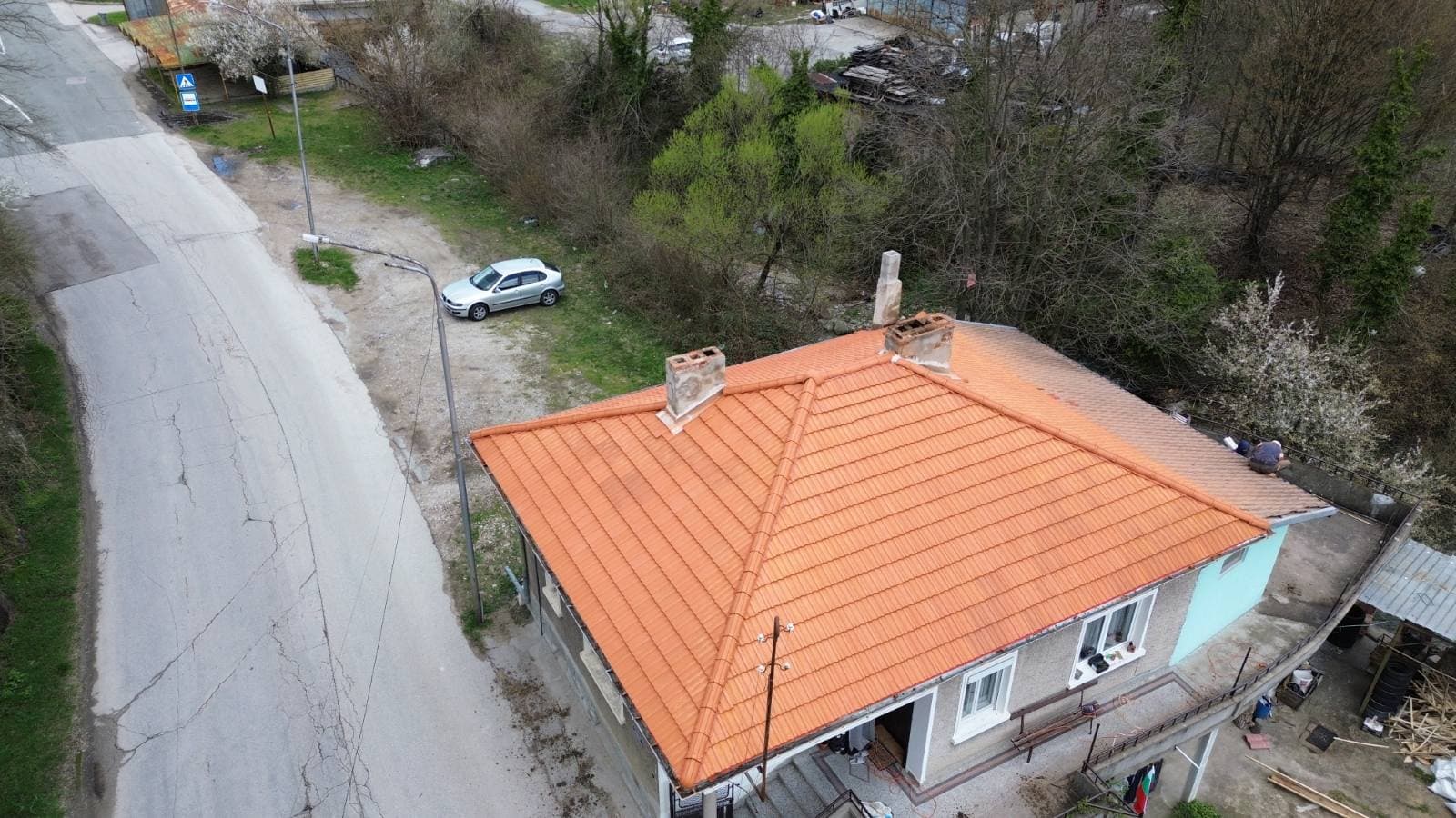 Завършен покрив с керемиди — дрон