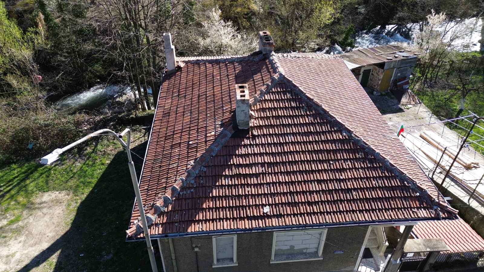 Стар покрив преди реновиране