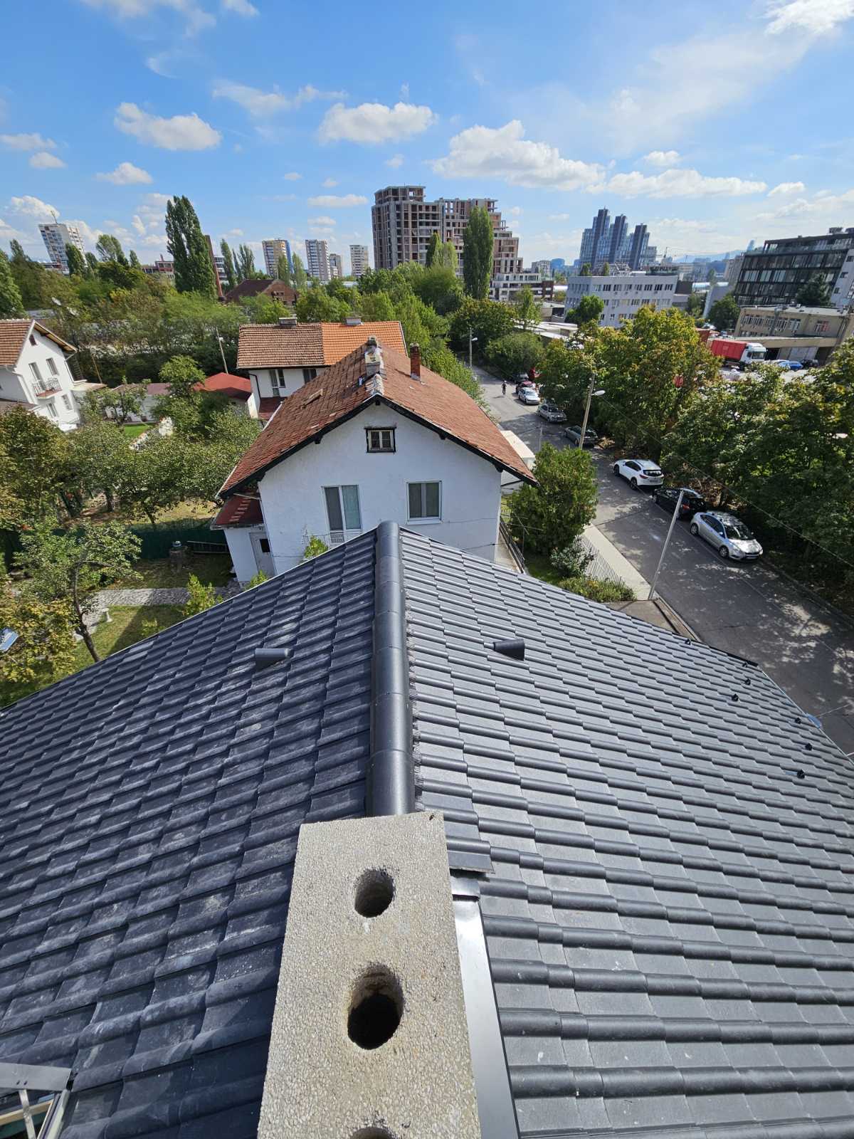 Завършен покрив с тъмни керемиди