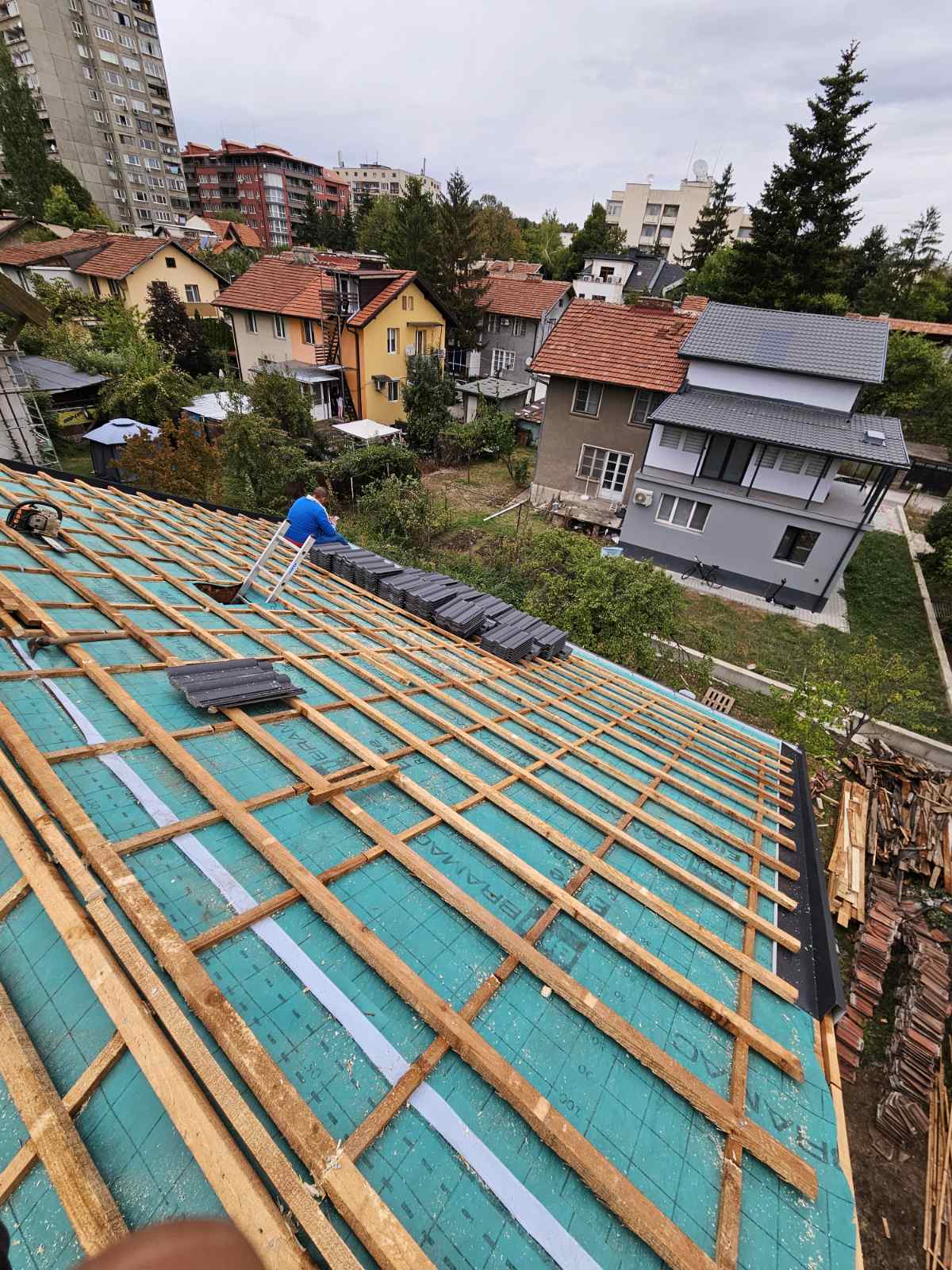 Монтаж на керемиди върху нова конструкция