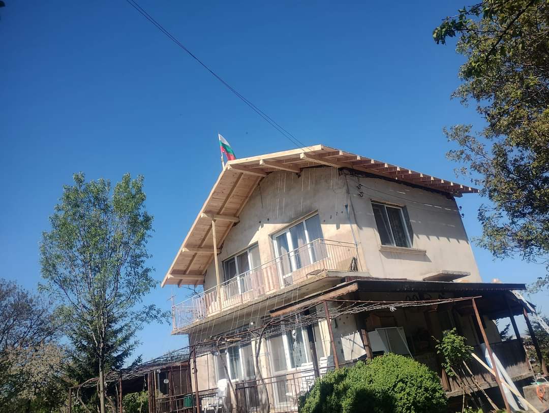 Нова покривна конструкция с навес